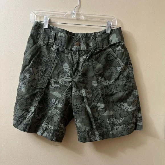 🆕Carhart  Women’s cargo Camouflage Shorts.          CC - Picture 2 of 9